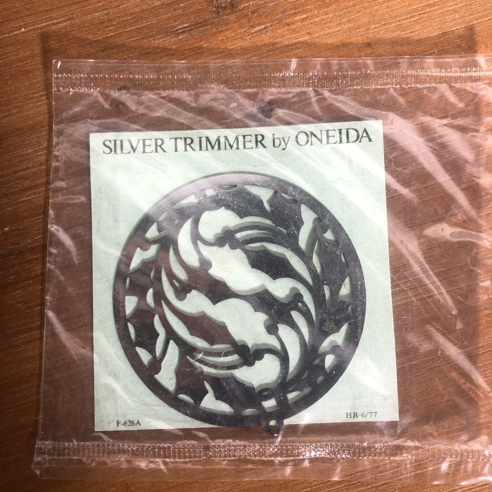 Vintage Oneida Silver Trimmer Mistletoe Silver Plate Ornament. New